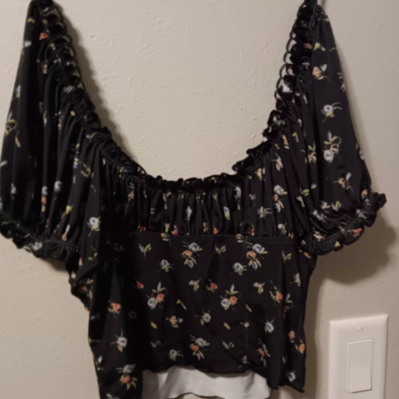 Urban Outfitters Black Floral Off-Shoulder Crop Blouse - Picture 3 of 11